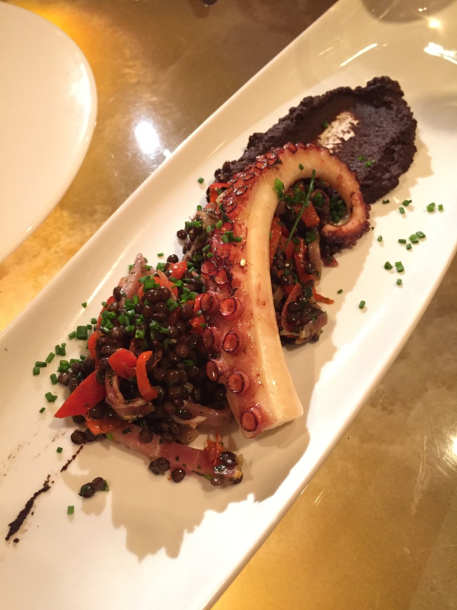Pieuvre d'Espagne grillée, hummus de lentilles beluga, piments cerise marinés et prosciutto - cuisson impeccable!