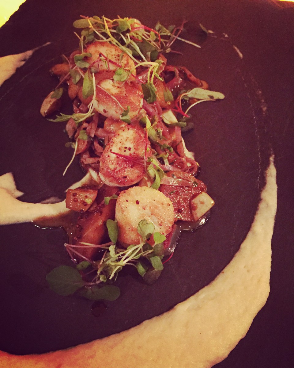 Pétoncles poêlés au beurre mousseux, sauté de panais, prosciutto et poire asiatique, purée de panais - à faire craquer tous les amateurs de pétoncles.