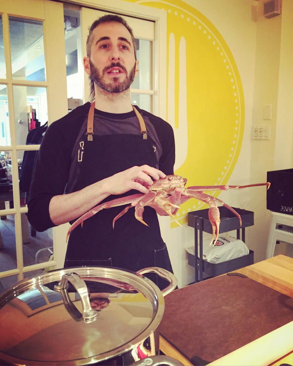 Jeff Mondou nous apprend comment apprêter le crabe... vivant!