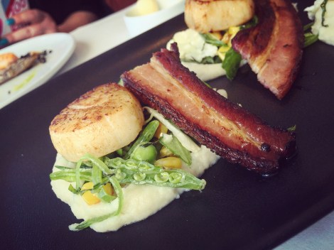 Pétoncles, bacon maison, maïs, purée de salsifis et pois mange-tout