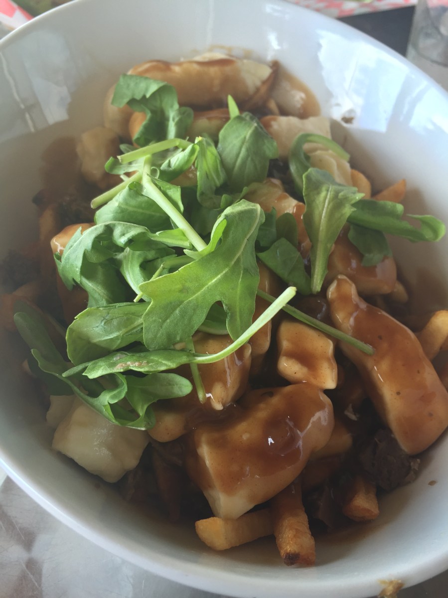 Poutine au confit de canard & sauce au vin de cassis Le Capiteux