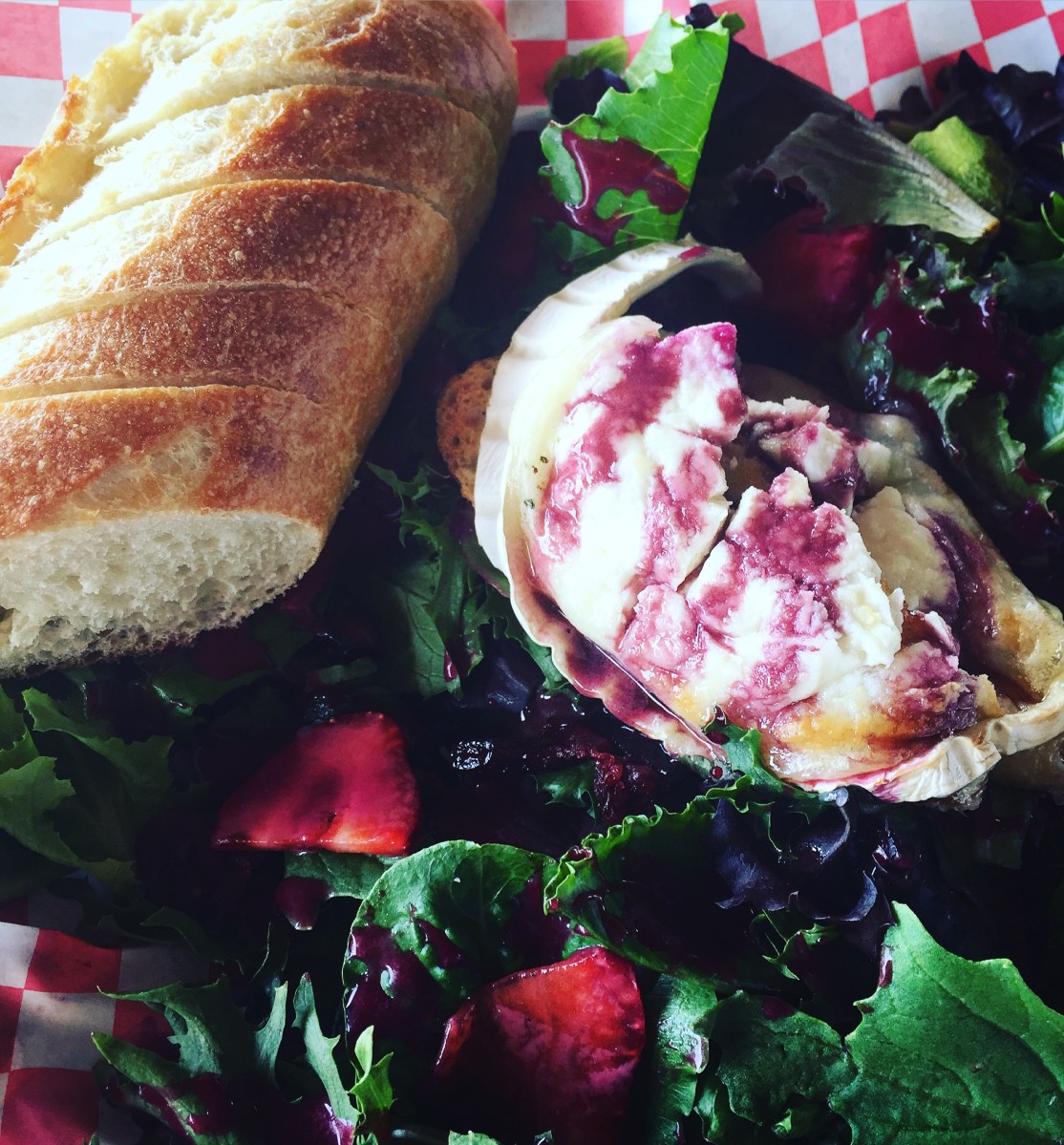 Salade de chèvre chaud & miel baratté au cassis