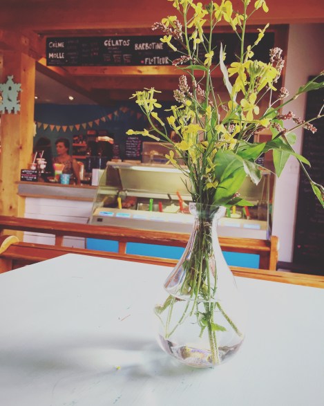 La crèmerie - un must la molle au cassis trempée dans le chocolat!