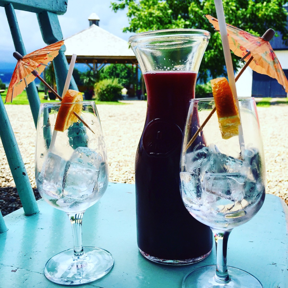 Soleil. Chaleur. Cassis. Décor à la Pinterest. On se croirait dans une revue!