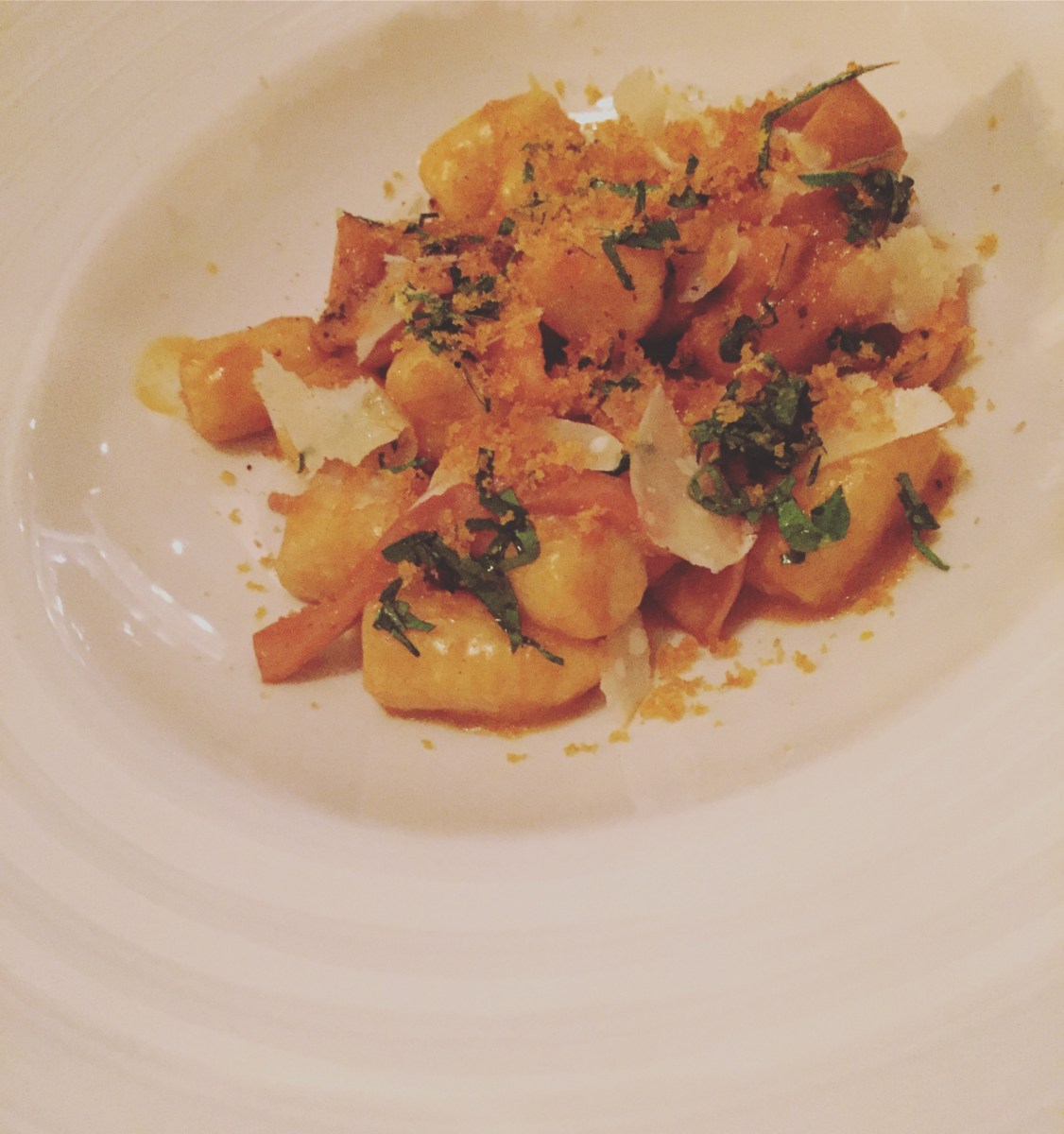 Gnocchi à la poutargue (oeufs de mulet séchés), calmars confits et gremolata