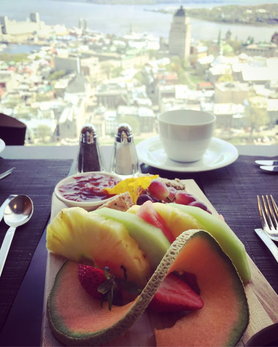 On commence avec une assiette de fruits et de rillettes, servie à table.