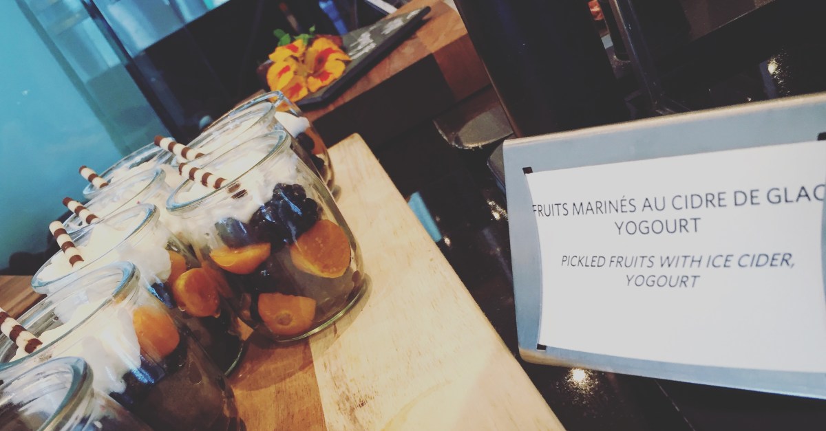 On craque pour les verrines de fruits marinés au cidre de glace.