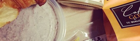 Ma boîte déjeuner à moi: café de chez Castelo, végé-pâté des Colocs, cretons de chez Croc-Mignon, beurre de pomme... et mes croissants!