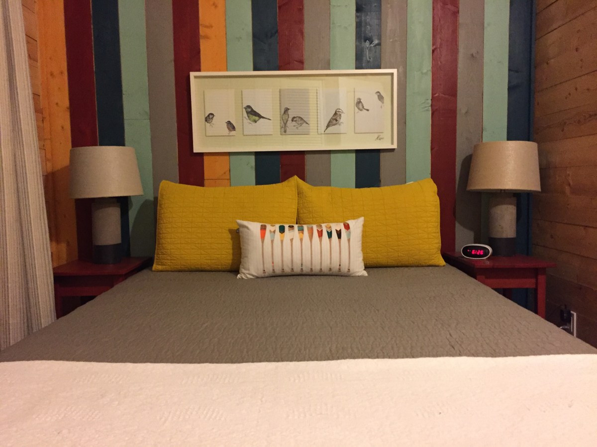 Une chambre avec lit double et toute aussi jolie déco