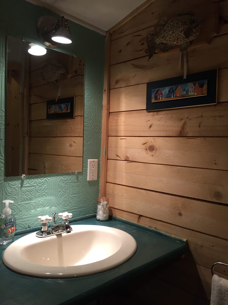 Une salle de bain toute confortable